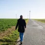 En l'absence de transports et de permis de conduire, Magali en est réduite à marcher des kilomètres le long de la route.