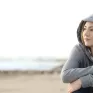 Jeune fille sur la plage, pensive